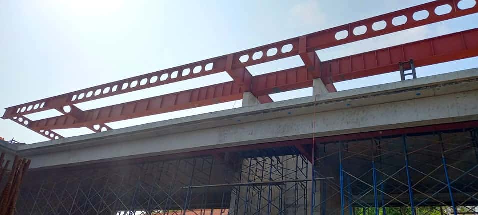 The steel box girder has been installed, March 14, 2022