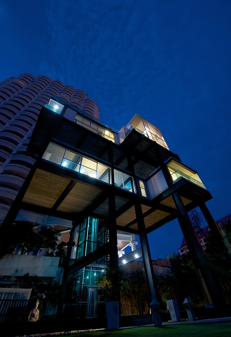Showroom Wong Amat Tower โครงสร้างเหล็กสูง 27 เมตร โดยสถาปนิก Mario Kleff